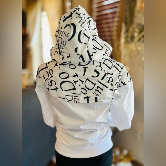 Nike Sportswear Windrunner Windbreaker Youth Hooded Logo White Jacket Size M New - Picture 12 of 16